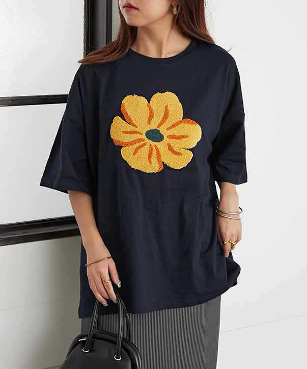 アート花柄刺繍Tシャツ